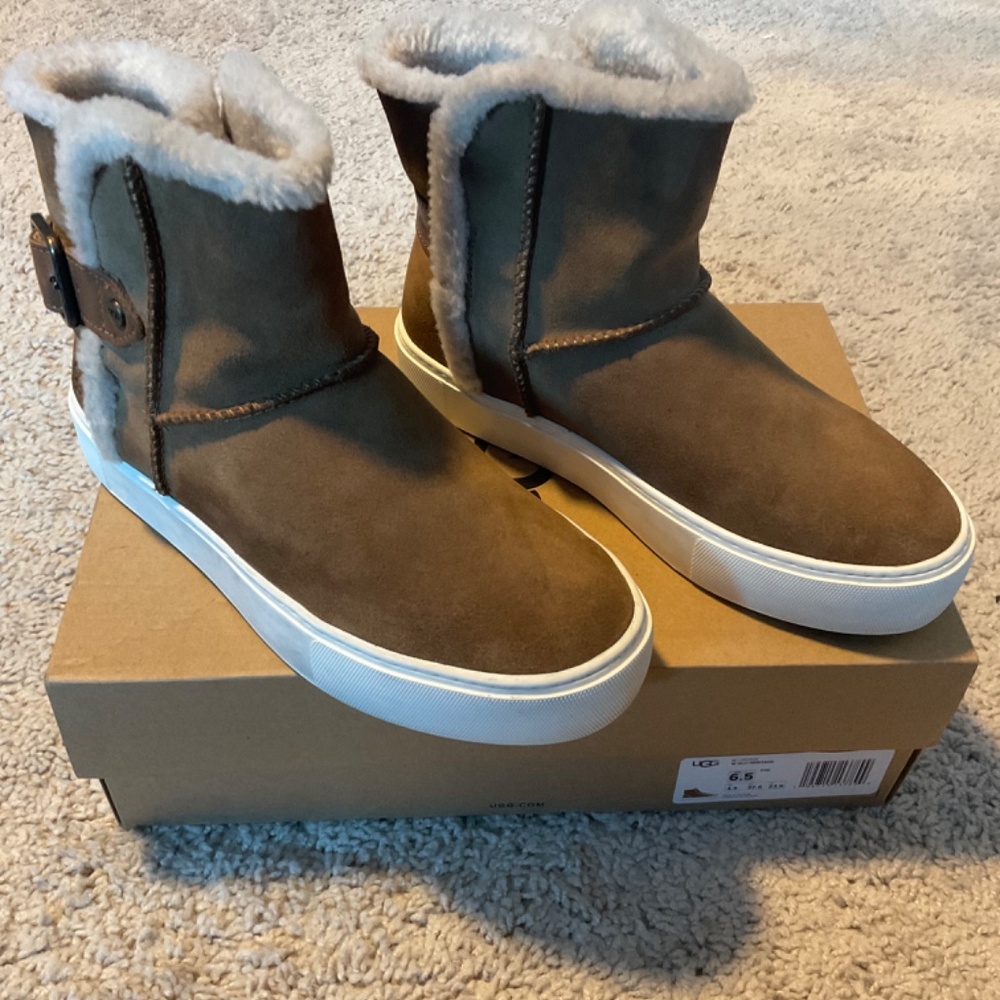 UGGS - Picture 2 of 5